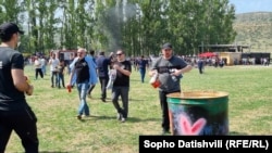 ანტილგბტქ+ აქციის მონაწილეები საფესტივალო ტერიტორიაზე