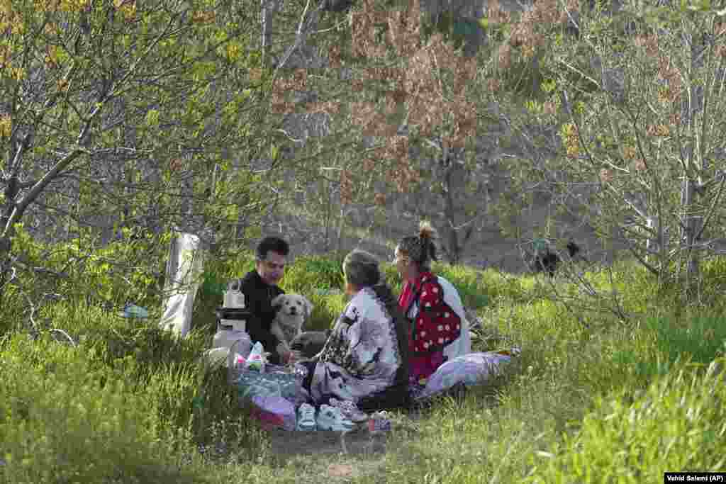 Ljudi uživaju u parku u Teheranu, Iran, 2. aprila. Iranci su se okupili u parkovima i prirodi povodom godišnjeg javnog piknika, poznatog kao Sizdah Bedar, dok uživaju u 13. i posljednjem danu praznika Novruz, tradiciji koja datira iz predislamskog perioda, a koja se dan-danas slavi.