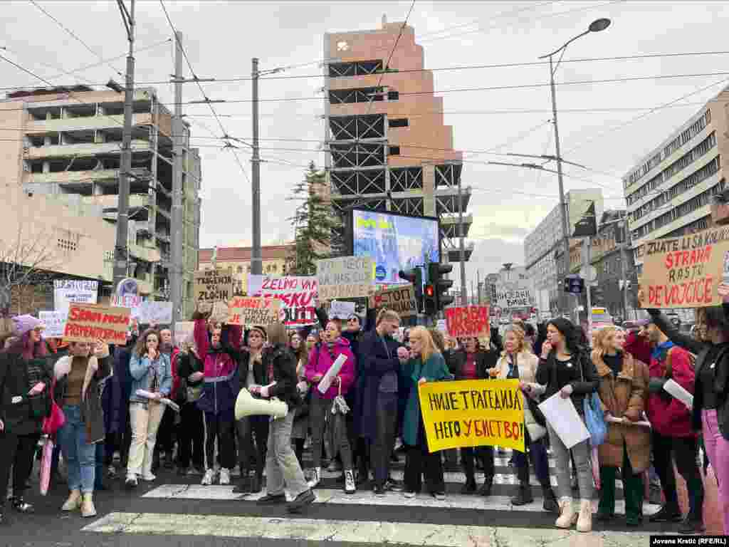 Povod za protest bila je vest o osmom femicidu od početka godine. Žrtva je bila dvogodišnja devojčica. &quot;Želimo da taj nasilnik za nasilje i odgovara, želim da institucije ne dozvole da se nasilje ponovi. Želim život bez straha i nasilja za svaku devojčicu i ženu&quot;, poručila je sa protesta Anita Marković, članica organizacije Ženska solidarnost.
