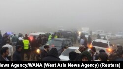 Спасителни екипи часове наред издирваха следи от хеликоптера.