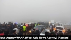 Echipe de salvare pe teren în Varzaqan, provincia Azerbaidjanul de Est din Iran.