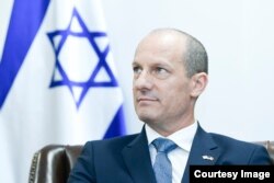 Reuven Azar s-a născut în Argentina în 1967 și a imigrat împreună cu familia la Ierusalim, pe când avea 13 ani.