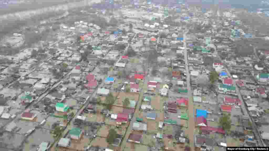 &quot;Prema posljednjim podacima, 2.493 ljudi evakuisano je iz grada Orska, uključujući 797 djece&quot;, rekao je neimenovani portparol službi za vanredne situacije, prenio je Tass.