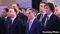 საქართველოს ყოფილი პრემიერ-მინისტრი ირაკლი ღარიბაშვილი, „ქართული ოცნების" საპატიო თავმჯდომარე ბიძინა ივანიშვილი, მმართველი პარტიის თავმჯდომარე ირაკლი კობახიძე. 2023 წლის 30 დეკემბერი.