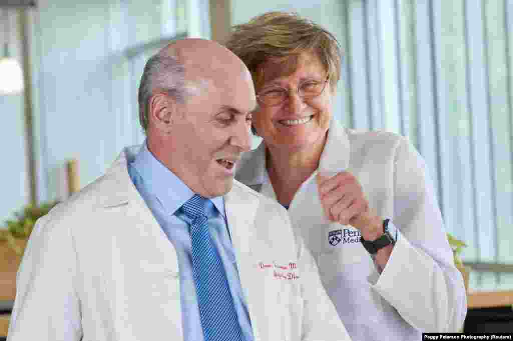 Karikó Katalin és Drew Weissman az mRNS-alapú oltási vakcinák kifejlesztéséért kapta a 2023-as orvosi-élettani Nobel-díjat. A technológiát sikerrel alkalmazták a Covid elleni küzdelemben, a vakcinák több millió ember életét mentették meg &ndash; hangsúlyozta a díjat odaítélő bizottság közleménye. Magyar származású tudósnak utoljára tizenkilenc éve ítéltek Nobel-díjat, Herskó Ferenc izraeli biológust tüntették ki a test fehérjéinek lebomlását vizsgáló kutatásaiért