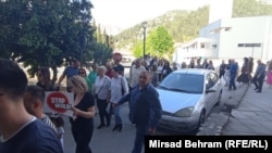 Građani u mirnoj šetnji u Stocu, 9. april 2024. 