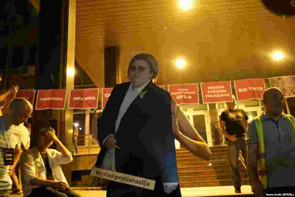 Republička tužiteljka Zagorka Dolovac napravljena od kartona ispred zgrade Republičkog javnog tužilaštva u Beogradu