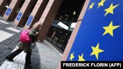 Një grua duke ecur pranë një flamuri evropian në ndërtesën e Parlamentit Evropian në Strasburg, më 24 prill 2024.