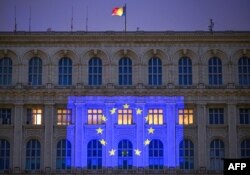 Знамето на ЕС е прожектирано на фасадата на румънския парламент в Букурещ в навечерието на Деня на Европа, 8 май 2024 г.