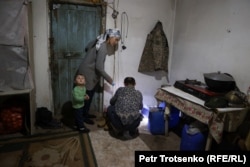 Чабан Жамлика Кусаин включает в доме электричество