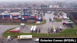 Potrivit Autorității Vamale, numai prin Vama Constanța Sud se fac zilnic 300 de importuri. Aici există un singur scaner funcțional, prin care trec zilnic 60 de containere sau mașini.