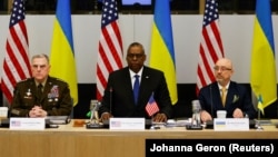 ნატოს თავდაცვის მინისტრების შეხვედრა ბრიუსელში: (მარცხნიდან) აშშ-ის შტაბების უფროსთან გაერთიანებული კომიეტეტის თავმჯდომარე, გენერალი მარკ მილი; აშშ-ის თავდაცვის მინისტრი ლოიდ ოსტინი; უკრაინის თავდაცვის მინისტრი ოლექსი რეზნიკოვი. 2023 წ. 14 თებერვალი.