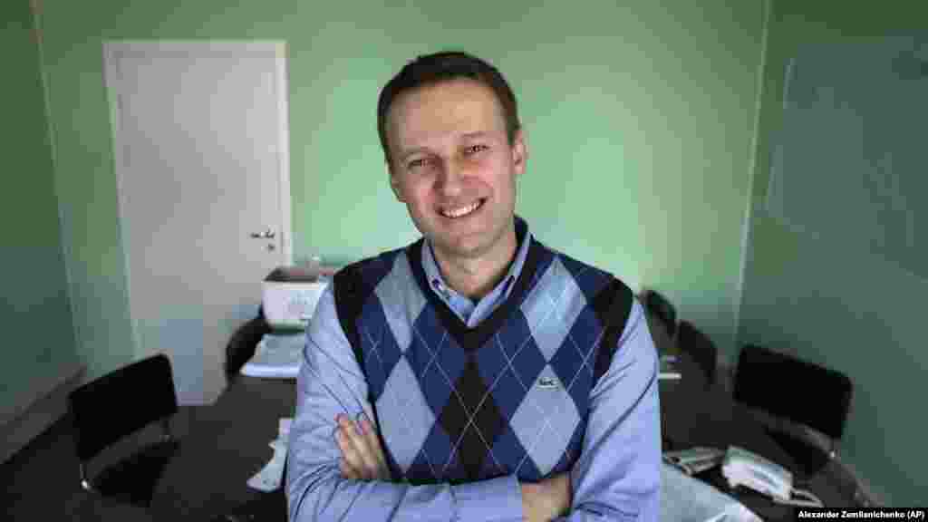 Egy évtized alatt Alekszej Navalnij (a képen 2010-ben) ellenzéki vezető, vállalati ügyvéd és korrupcióellenes aktivista a Kreml legnagyobb ellenségéből Oroszország legjelentősebb politikai foglyává vált. A negyvenhét éves Navalnij a korábbi ítéletek miatt összesen tizenegy és fél éves börtönbüntetését tölti, és most egy új, zárt ajtók mögött tartott tárgyaláson várja sorsát, amely további húsz évig rács mögött tarthatja