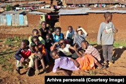 Natalia Jidovanu, alături de copiii din Kibera pentru care a organizat cursuri foto.