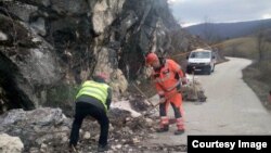 Nadležne ekipe raščišćavaju cestu na regionalnom putu Nikšić - Krstac nakon odrona kamenja i stijena koji je uzrokovao zemljotres, Crna Gora, 14. marta 2024.
