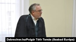 A felperes pedagógusokat képviselő ügyvéd, Zeke László az egyik tárgyaláson