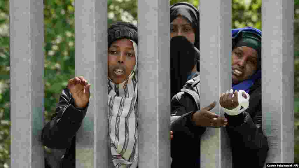 Migrantima je blokiran ulazak u Poljsku metalnim ogradama postavljenim duž granice s Bjelorusijom&nbsp;u Bjelovjeskoj šumi, 29. maja. Poljska kaže da susjedna Bjelorusija i njen glavni pobornik Rusija stoje iza porasta broja migranata iz Bjelorusije prema Evropskoj uniji u pokušaju stvaranja krize. &nbsp;