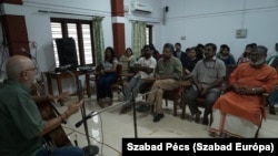 Rozs Tamás egyik órája az egyetemen Púnéban