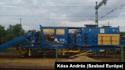 A V-Hd egyik nehéz vasúti gépe Biatorbágynál 2024 nyarán