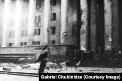 Crveno-crno-bela zastava Demokratske Republike Gruzije stoji ispred gruzijskog parlamenta. Zastava je napravljena 1918. godine, a kasnije su je Gruzijci usvojili kao simbol nacije kada je Sovjetski Savez počeo da se raspada početkom 90-ih.