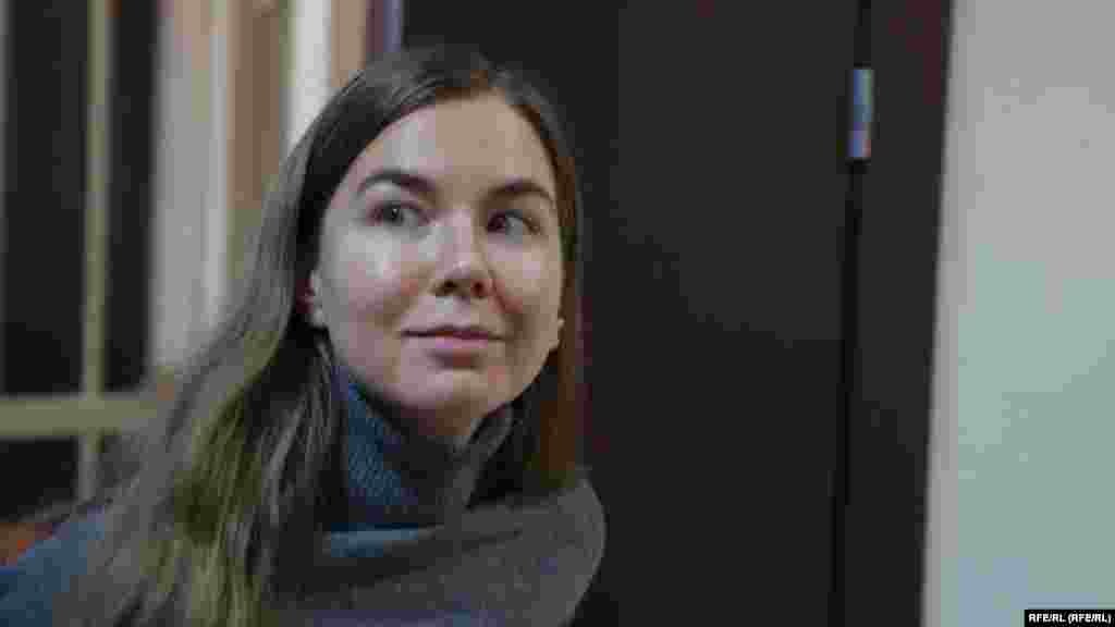 Viktoria Petrova A szentpétervári nőt 2022 májusában vették őrizetbe, mert &bdquo;hamis&rdquo; információt terjesztett a közösségi médiában olyan bejegyzésekben, amelyek bírálták az ukrajnai orosz inváziót. Hónapokig tartó fogva tartása alatt továbbra is a háború ellen emelt szót. A bíróság elrendelte a pszichiátriai kezelését, jelenleg egy pszichiátriai intézetben tartják fogva. Az orvosok még idén eldöntik, hogy szüksége van-e &bdquo;további kezelésre&rdquo;