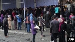 Ljudi čekaju na svež hleb u Rafi na jugu Pojasa Gaze, 28. februar 2024.