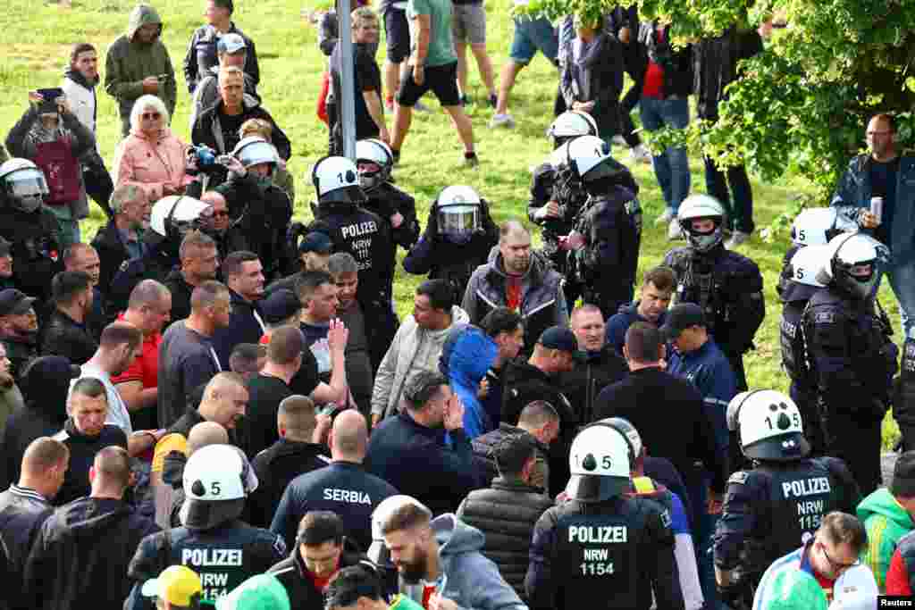 Navijači i specijalci pred utakmicu Srbija-Engleska, 16. juni 2024.