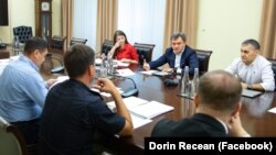 La ședința convocată de prim-ministru au participat ministra Justiției, ministrul Afacerilor Interne, șeful Inspectoratului General al Poliției, la care au fost invitați reprezentanții SIS, ai Procuraturii Generale și ai CSM.