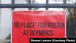 Членови на чешко-украинската група наречена „Гласот на Украина“ протестираат против учеството на руски и белоруски спортисти на Олимписките игри пред седиштето на Чешкиот олимписки комитет во Прага.