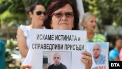 Близки на убития Димитър Малинов протестираха в сряда и пред Районния съд в Пловдив, който остави в ареста двама близнаци, арестувани по случая.