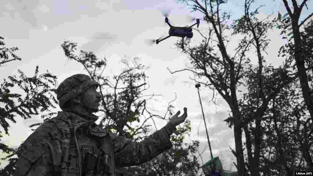 Egy ukrán katona drónt indít egy donyecki állásból szeptember 4-én. Az ukrán 46. légi támadó dandár szóvivője szeptember 2-án azt mondta a BBC-nek, hogy &bdquo;még senkinek sem sikerült az orosz védelem első vonalán túljutnia&rdquo;