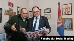 Osnivač ruskog časopisa Veteranske vesti Vjačelav Slava Kalinin u poseti srpskom Ministarstvu za rad, zapošljavanje, boračka i socijalna pitanja, na sastanku s državnim sekretarom u tom ministarstvu Zoranom Antićem. (Fotografija Facebook profil Kalinina)