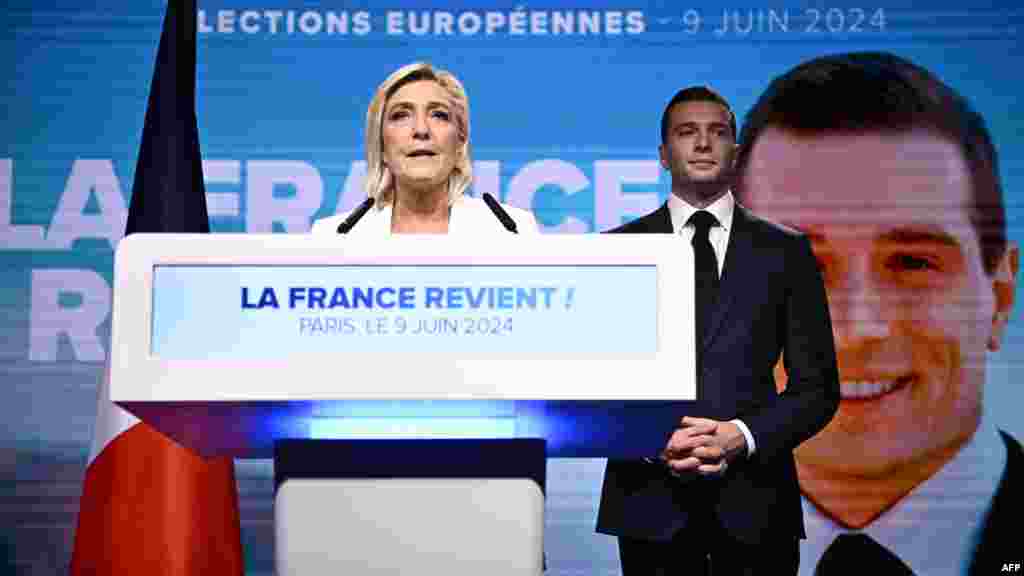 A Marine Le Pen vezette Nemzeti Tömörülés (RN)&nbsp;az európai parlamenti választás utolsó napján tartott esti gyűlésen a párizsi Pavillon Chesnaie du Royban 2024. június 9-én.&nbsp;A francia szélsőjobboldali párt&nbsp;harminc képviselőt küldhet az EP-be.&nbsp;Az eredményre reagálva Emmanuel Macron francia elnök vasárnap este bejelentette, hogy feloszlatja a francia Nemzetgyűlést