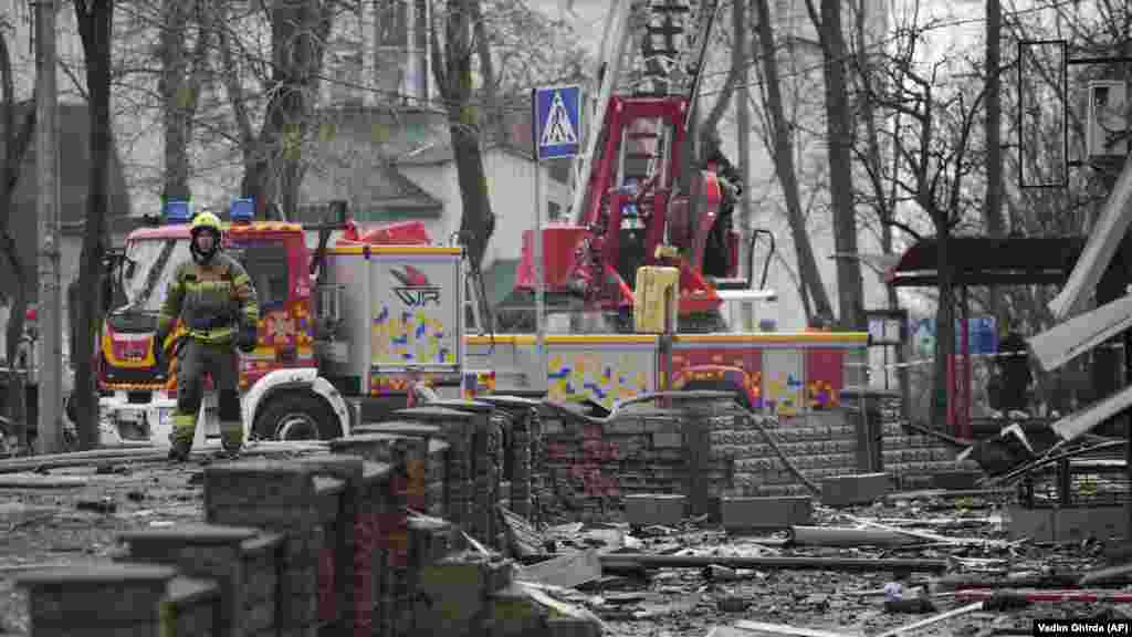 Vatrogasac stoji među krhotinama nakon raketnog napada. Novinari AFP-a izvijestili su o desetak velikih eksplozija. Ukrajinske snage protuzračne obrane oborile su &quot;oko tri desetine neprijateljskih projektila, uključujući balističke projektile, iznad Kijeva i u blizini glavnog grada&quot;, objavila je gradska vojna uprava na Telegramu, dodajući da je napad trajao tri sata.