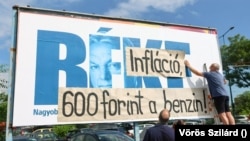 A plakátok átragasztása mára elterjedt műfaj lett