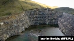 Gropa e lënë hapur nga aktiviteti i shuar i gurthyesit në fshatin Sankoc të Drenasit