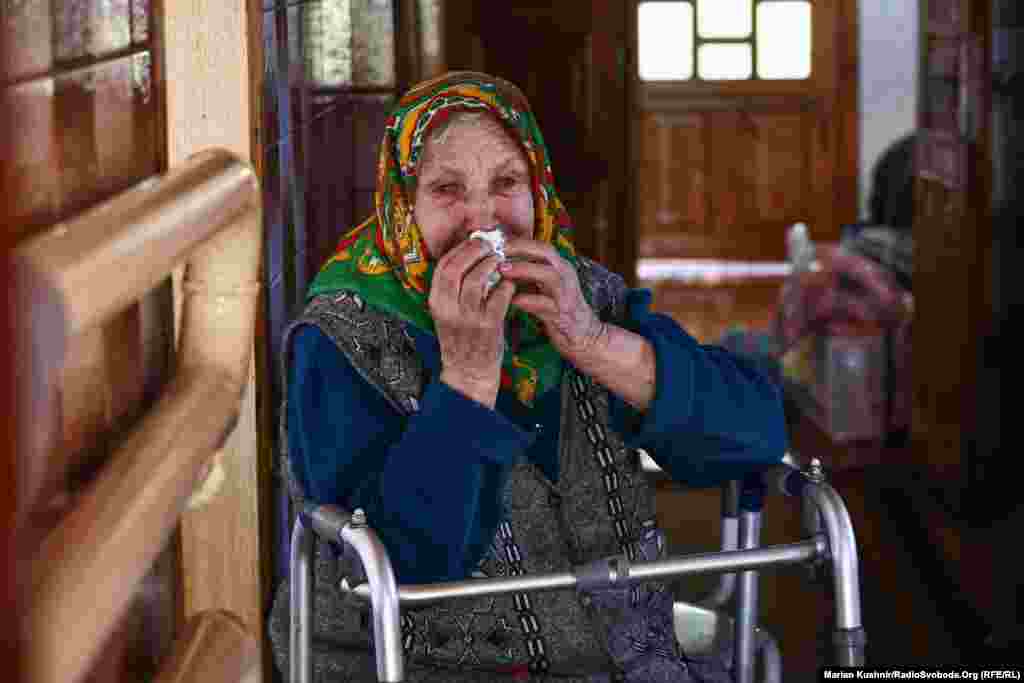 Starija žena plače pred evakuaciju iz grada. &quot;Šta to rade&quot;, pita ona dok se u daljini čuju zvuci artiljerije.