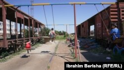 Fëmijë duke lozur në këndin e lojërave në Fushë Kosovë.