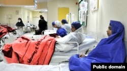 Din noiembrie, au fost înregistrate sute de cazuri și nu este încă clar ce ar putea cauza îmbolnăvirile în rândul școlarilor. 