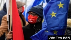 Tüntetés Brüsszelben a török elnök ellen az Európai Parlament előtt 2021. január 19-én