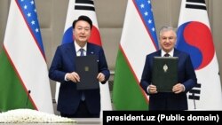 Ўзбекистон президенти Шавкат Мирзиёев Корея Республикаси президенти Юн Сок Ёль билан, Тошкент, 2024 йил 14 июни (president.uz фотоси)