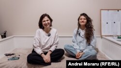 Creatoarea de modă Elena Rotaru (dreapta), în atelierul ei, împreună cu autoarea podcastului „Laboratorul social”, Victoria Coroban.