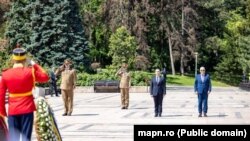 Ministrul Apărării Naționale a României, Angel Tîlvăr (dreapta), și ministrul Apărării R. Moldova, Anatolie Nosatîi, în timpul vizitei oficialului moldovean la București, 24 mai, 2024.