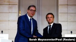 Președintele sârb Aleksandar Vucic și cel francez, Emmanuel Macron, în aprilie, la Paris. 