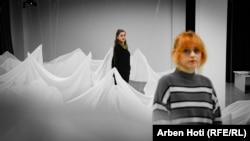 Ljuiza Tači, u pozadini, i Renea Begoli, u izložbenom prostoru "Reci da me podseti, da ne zaboravimo".