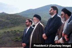 19 mai 2024, Ebrahim Raisi (al doilea din stânga) în vizita din estul Azerbaidjanului vecin - care s-a dovedit a fi și ultima.