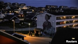Mural sa inuitskom ženom i polarnim medvjedom u Nuuku, glavnom gradu Grenlanda, septembar 2021.