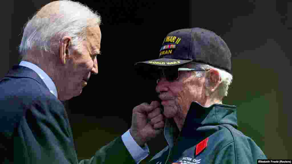Bajden pozdravlja veterana Drugog svetskog rata koji je učestvovao u jurišu na plaži u Normandiji 6. juna 1944. godine. Dan D je bio najveći amfibijski napad u istoriji i Bajden je rekao da je to &quot;snažna ilustracija kako nas savezi, stvarni savezi čine jačima&quot;. On je rekao da je to &quot;lekcija za koju se molim da mi Amerikanci nikada ne zaboravimo&quot;.