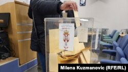 Na biračkom mestu u Valjevu, na zapadu Srbije, tokom izbornog dana 17. decembra 2023. 