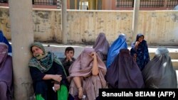 Gratë afgane duk pritur për të marrë ushqim nga agjencitë e huaja të bamirësisë në Kandahar, Afganistan, gusht 2023.